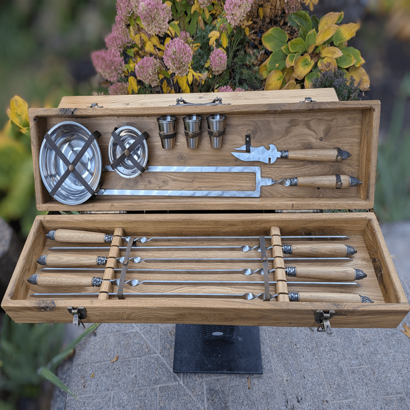 Подарунковий набір для шашлика на 6 персон у кейсі “Королівський бенкет” (23 предмети)