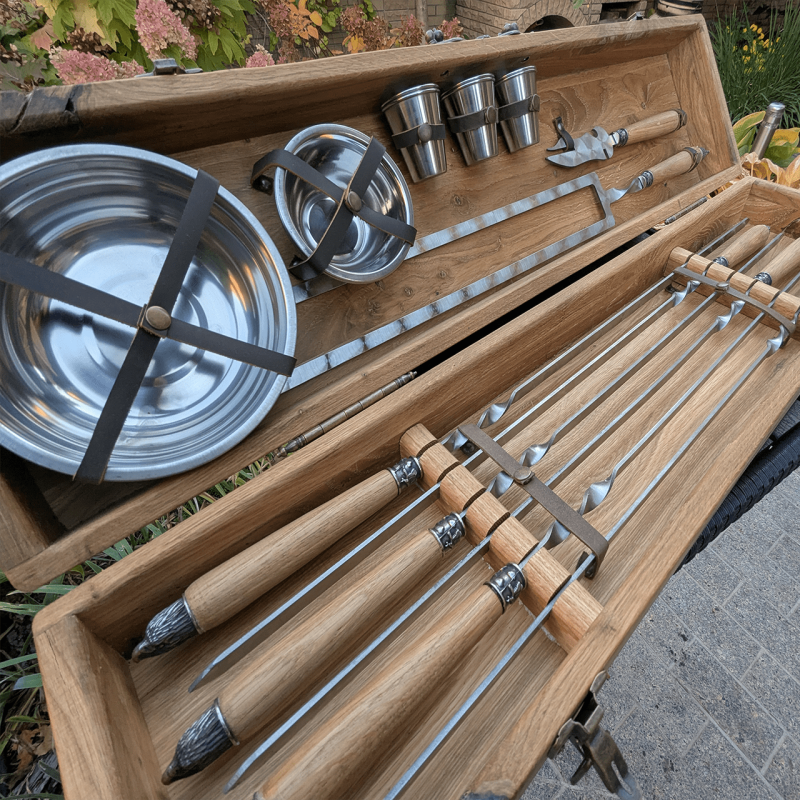 Подарунковий набір для шашлика на 6 персон у кейсі “Королівський бенкет” (23 предмети)