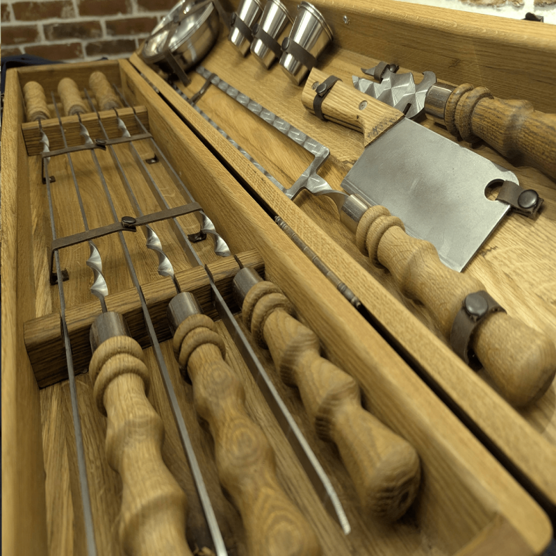 Набір шампурів на 6 персон у кейсі “Мисливські спогади” (21 предмет)