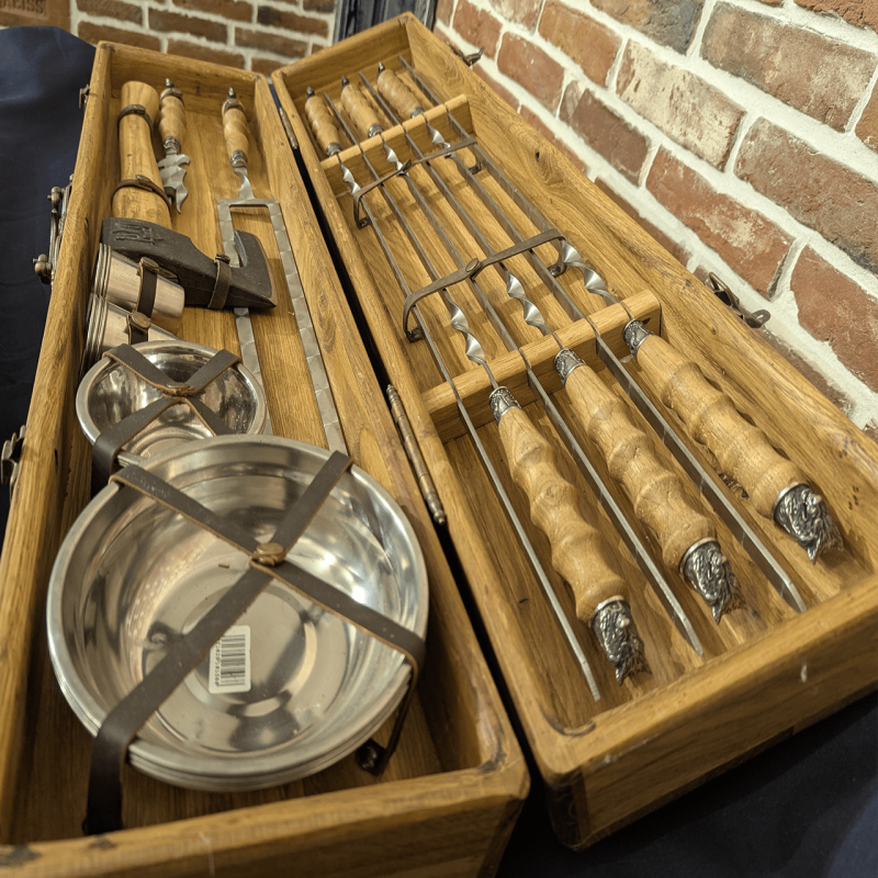 Набір подарункових шампурів на 6 персон у кейсі “Відпочинок на полюванні” (24 предмети)